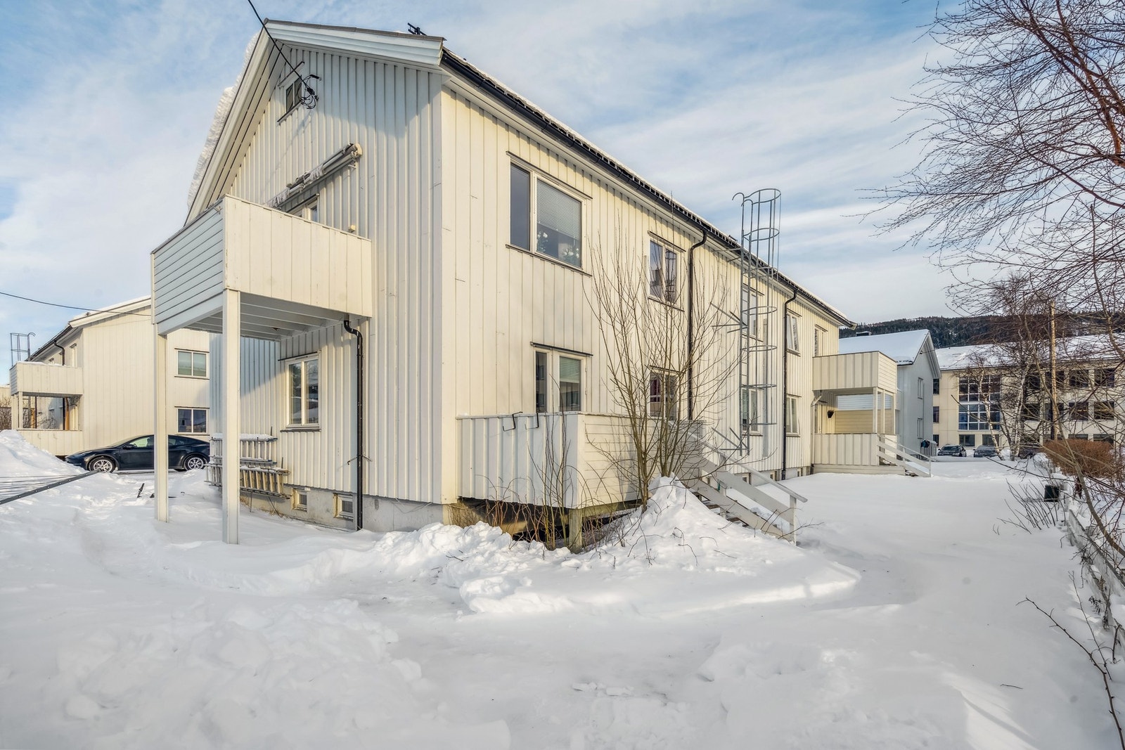 Borettslaget har skiftet bordkledning i 1987. I tillegg er både vinduer (ikke baderoms vindu), altandører og yttertaket skiftet i senere tid. Galleribilde