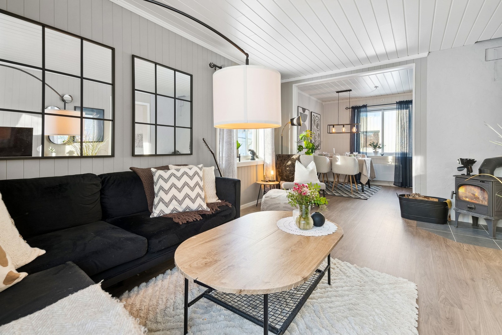 Leiligheten fremstår som både pen og enkel å innrede, med plass for både spisegruppe- og sittegruppe i ulike soner. Galleribilde