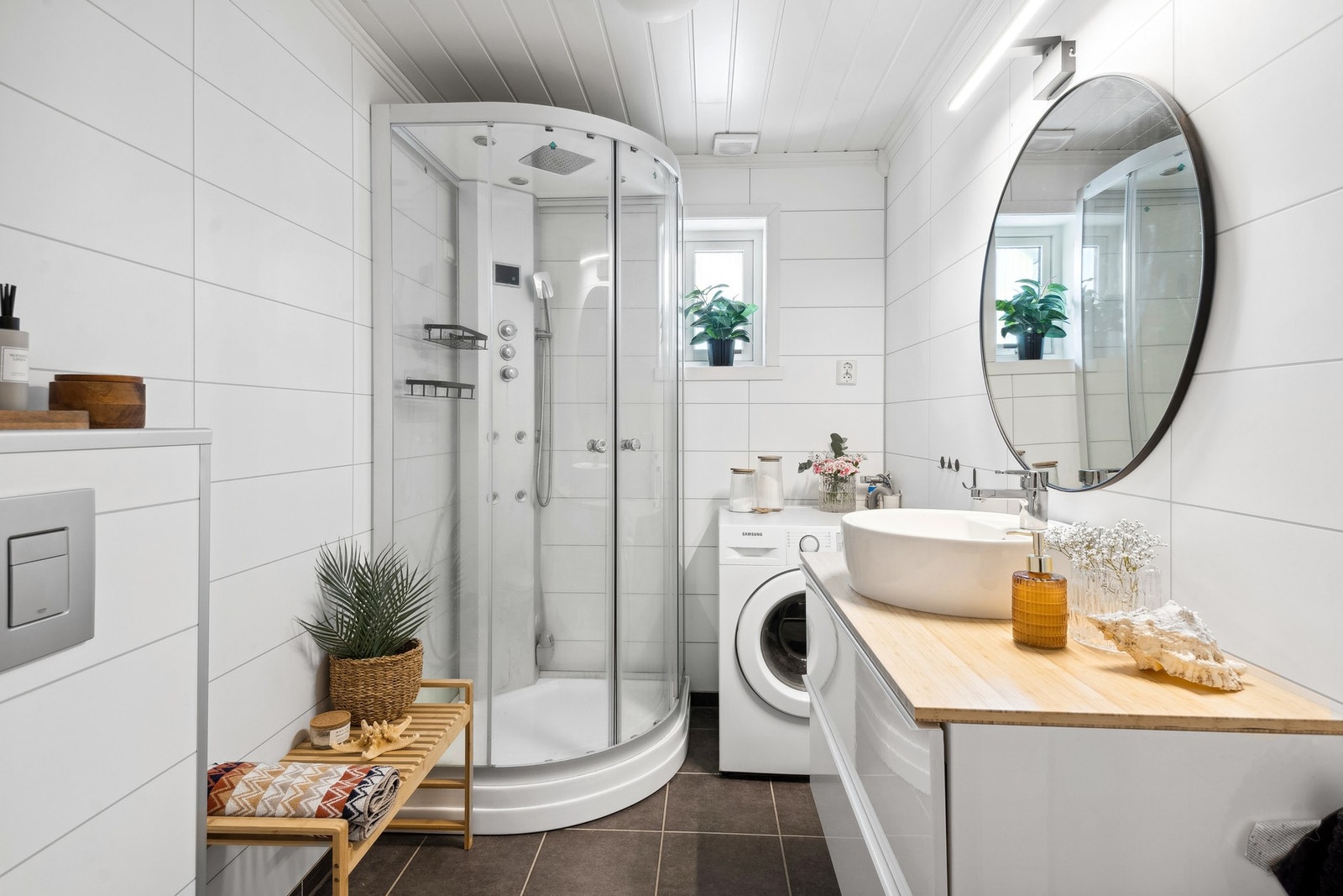 Badet ble oppusset i 2013 med opplegg for vaskemaskin. For øvrig er det felles vaskerom i kjeller. Galleribilde