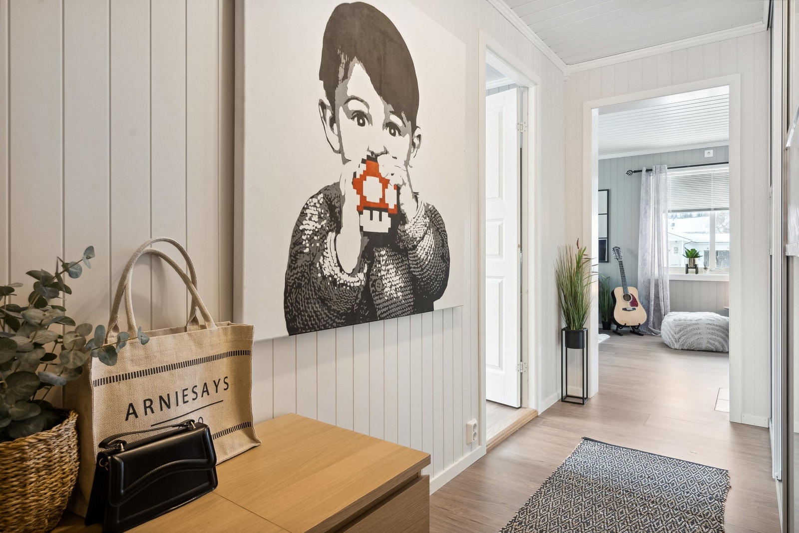 I gangen finner du en stor skyvedørsgarderobe. Galleribilde