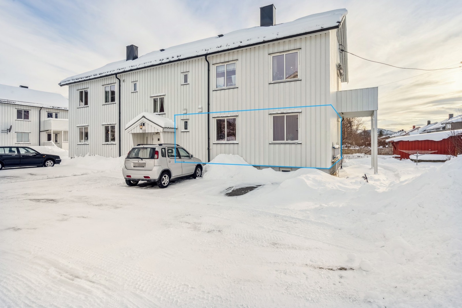 Leiligheten befinner seg i byggets første etasje med parkeringsmuligheter rett utenfor inngangspartiet. Galleribilde