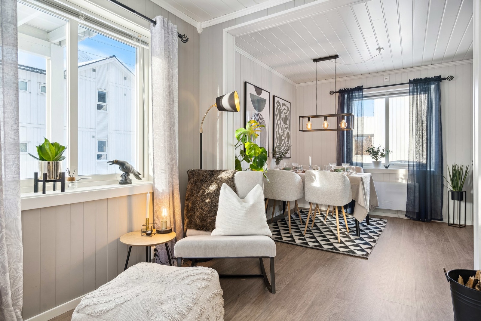 Det er lagt laminat på gulv og MDF-plater på vegger og i himling. Galleribilde