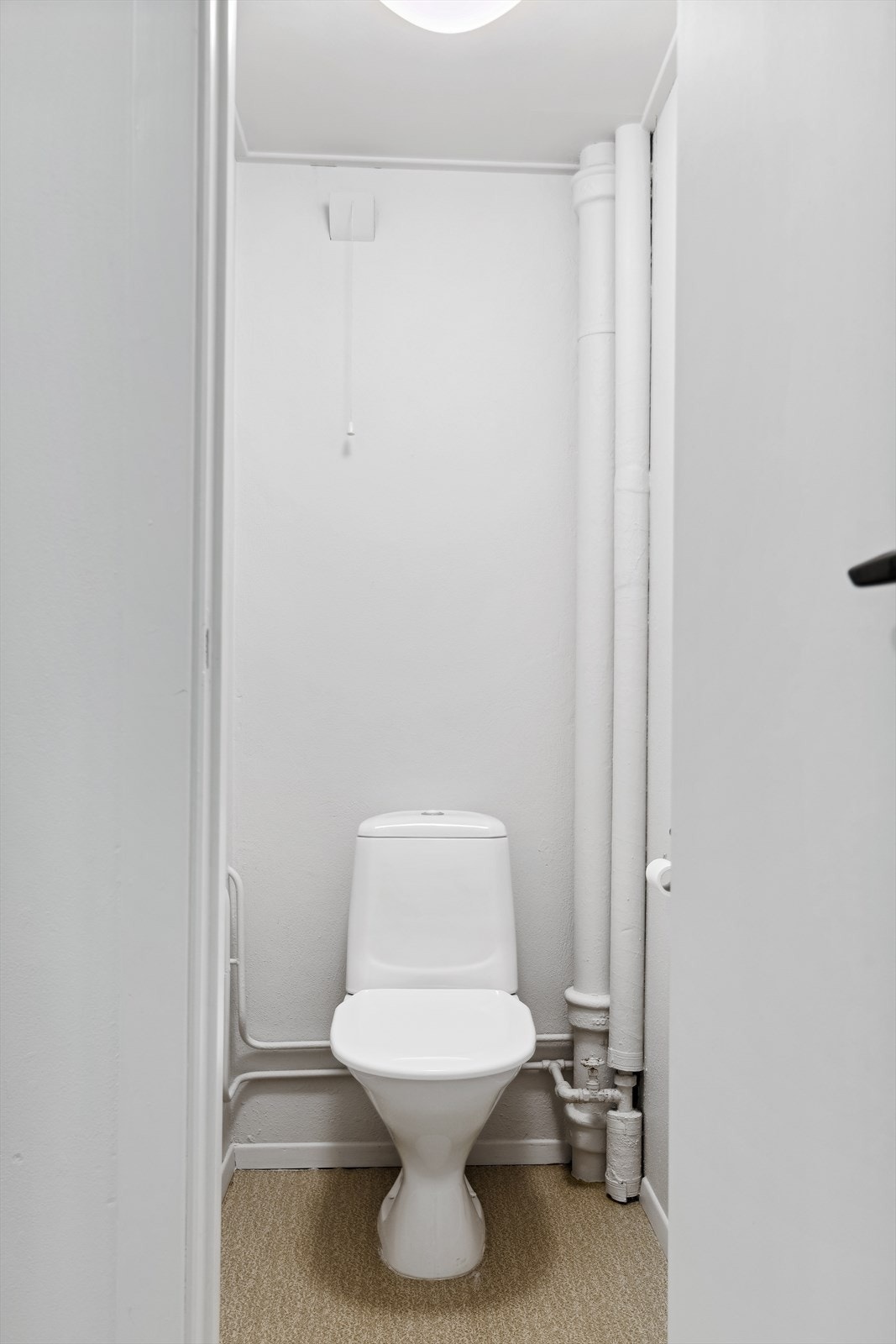Separat toalettrom ved siden av badet Galleribilde