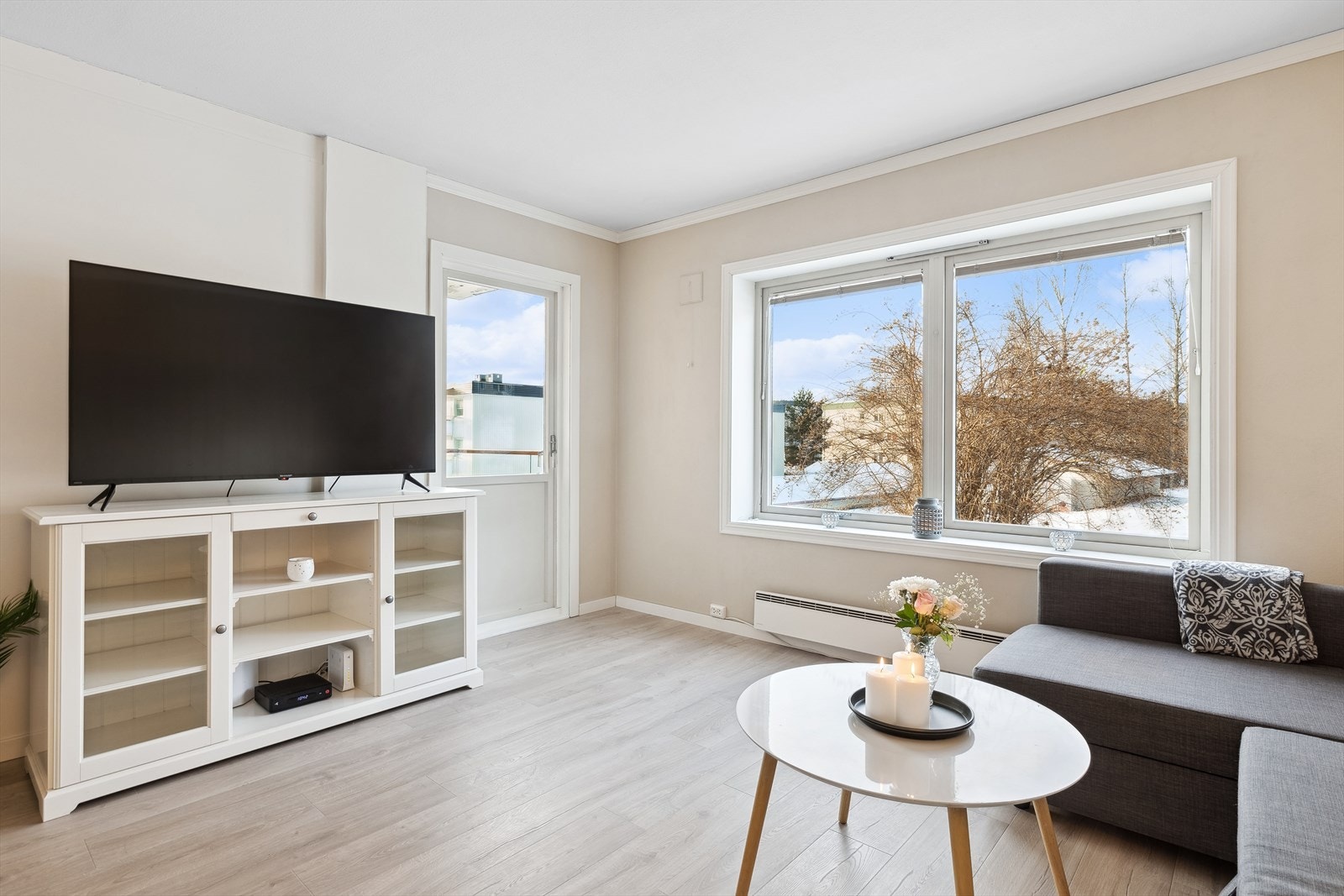 Fra stuen er det utgang til vestvendt balkong Galleribilde