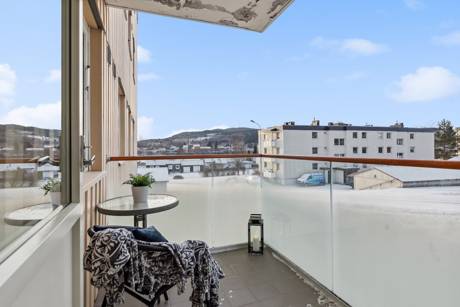 På balkongen er det gode solforhold og fin utsikt til stasjonssiden Galleribilde