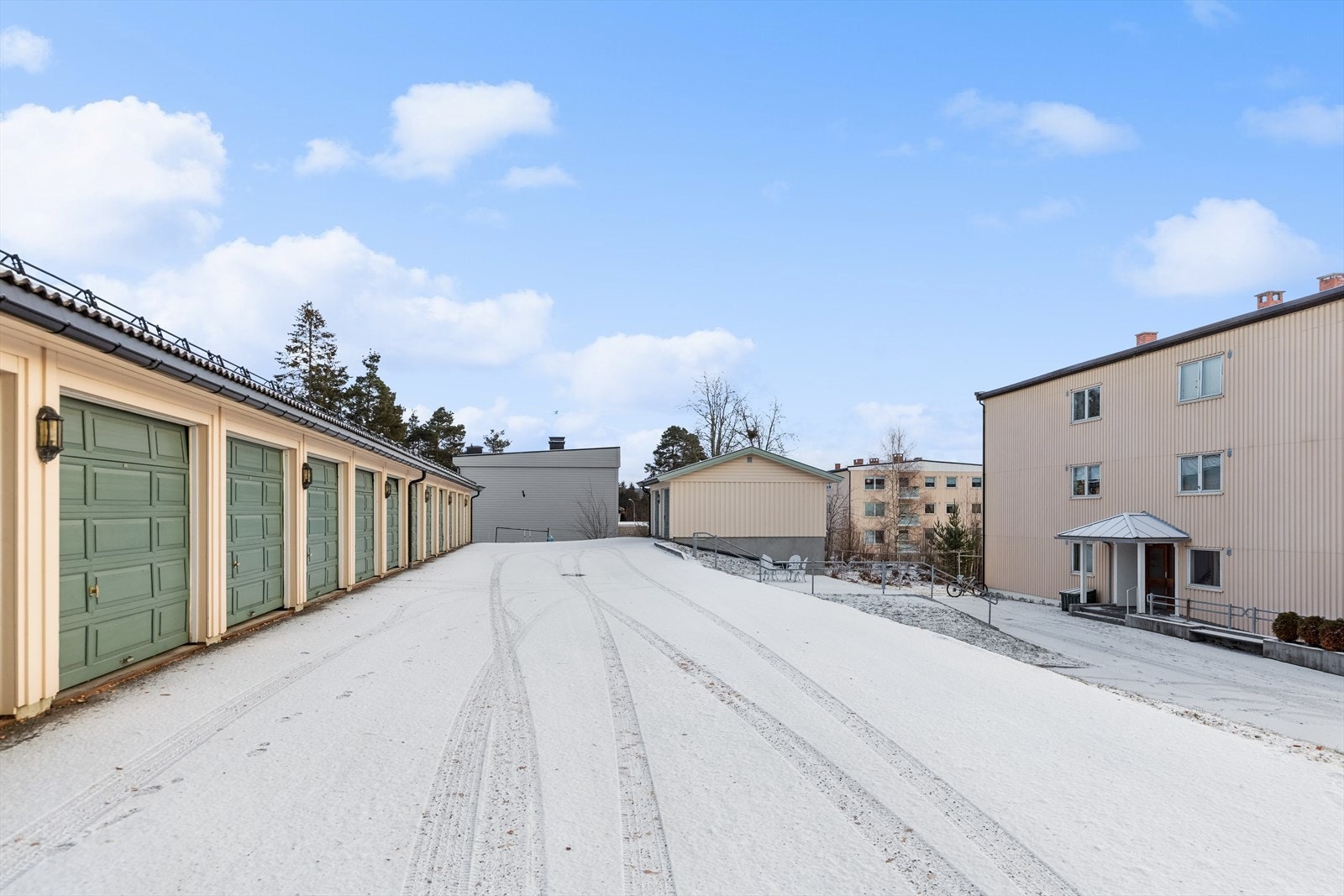 Det medfølger 1 garasjeplass i rekke Galleribilde