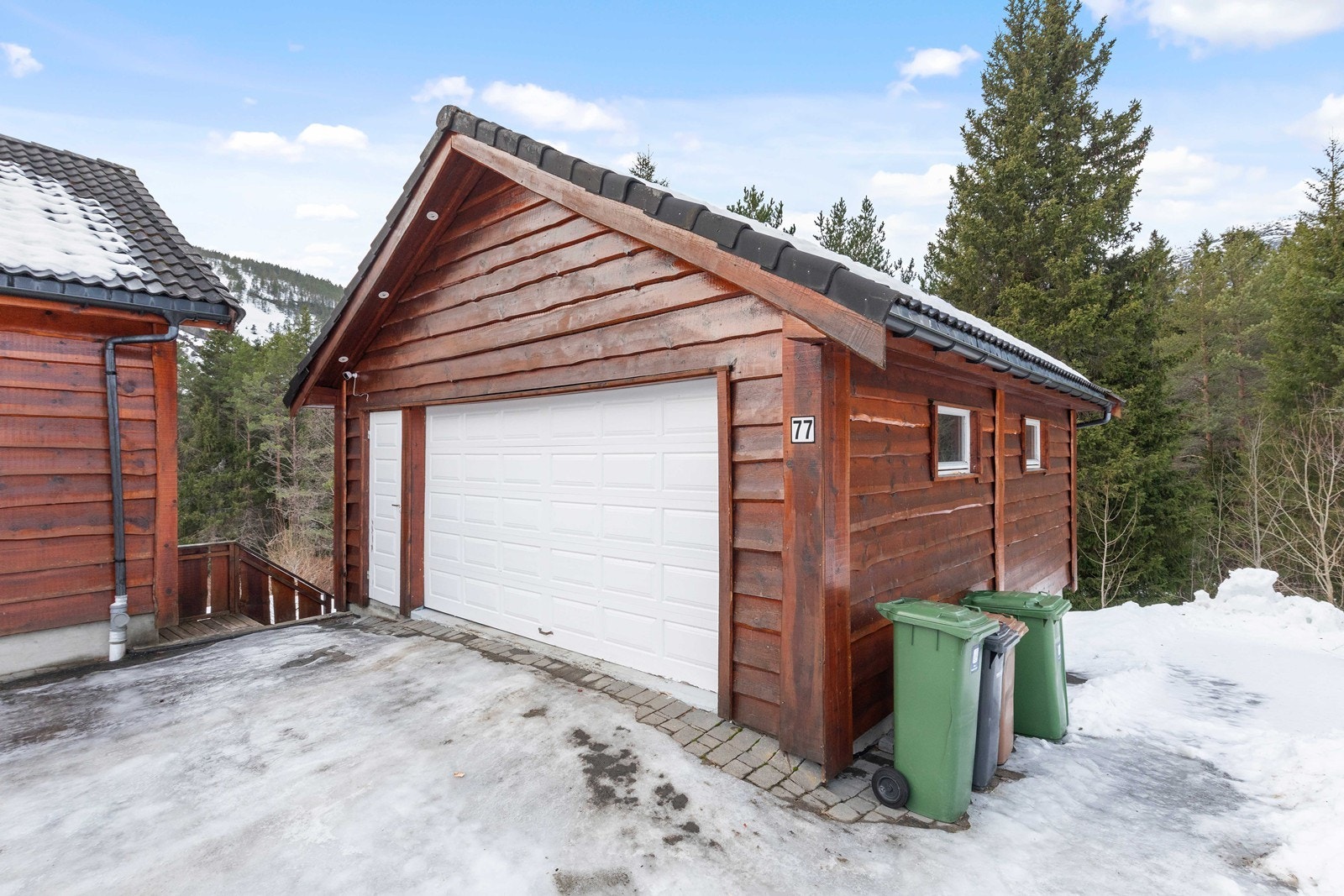 Stor garasje med plass til to biler Galleribilde