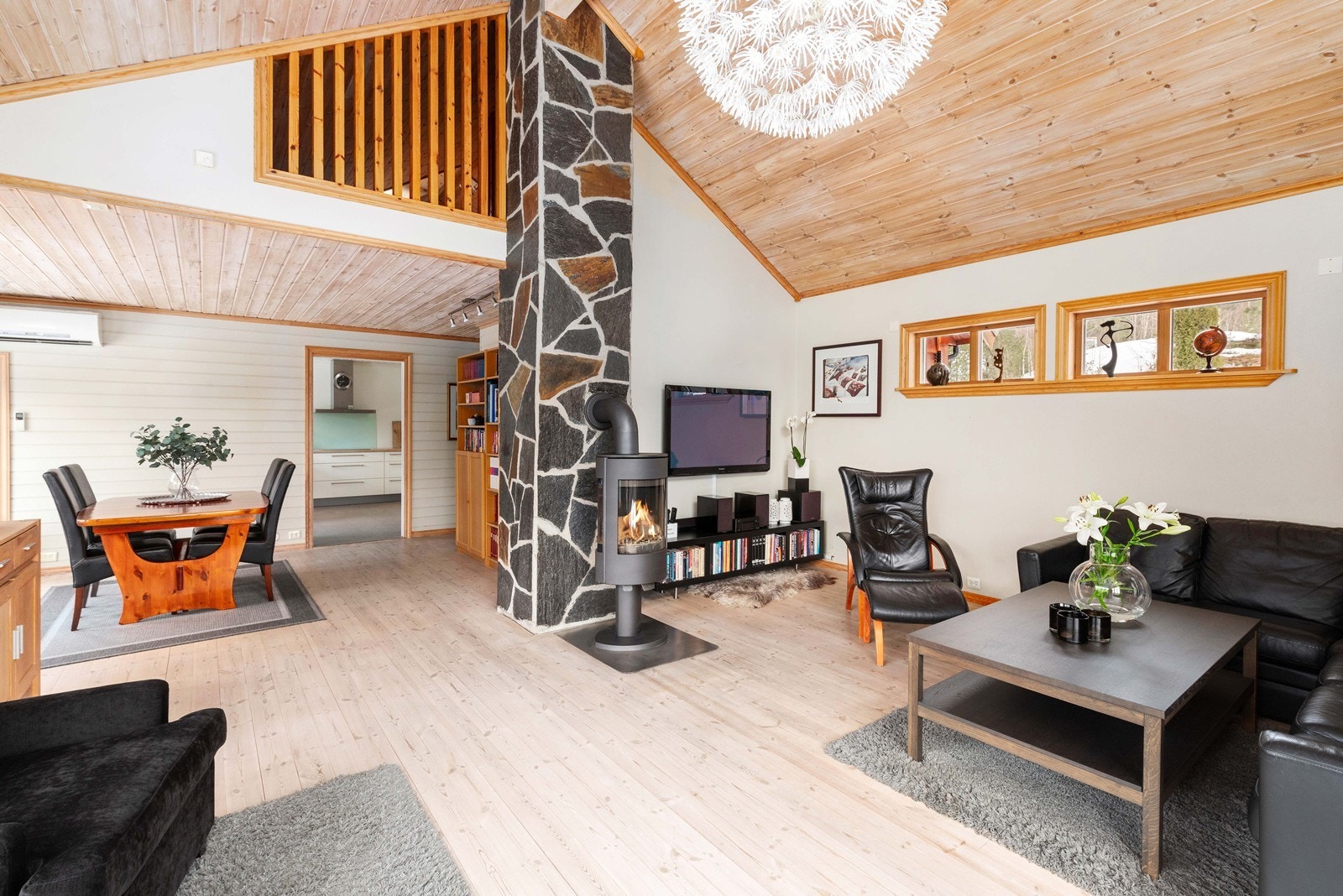 Legg merke til hemsen oppe, fint rom for kontor etc Galleribilde