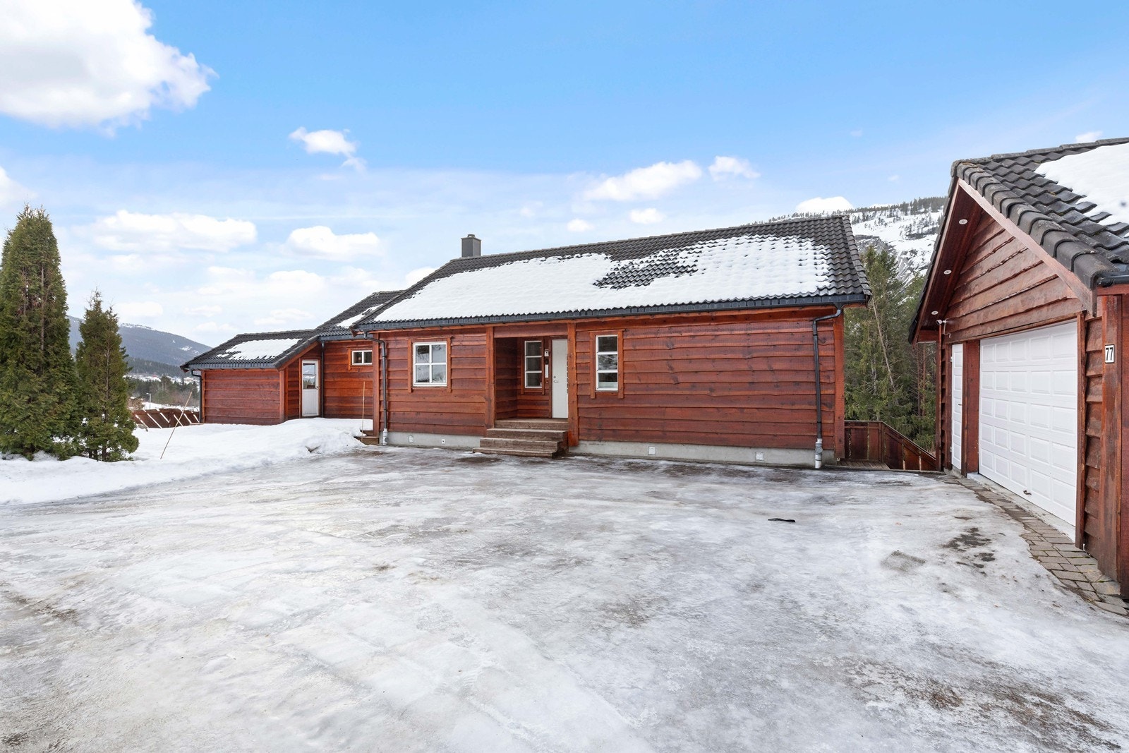 Romslig gårdsrom med plass til mange biler Galleribilde