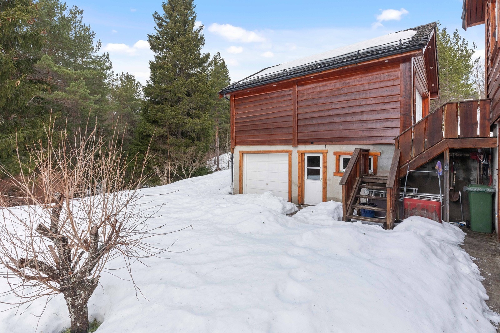 Legg merke til at garasjen har stort verkstedrom under Galleribilde