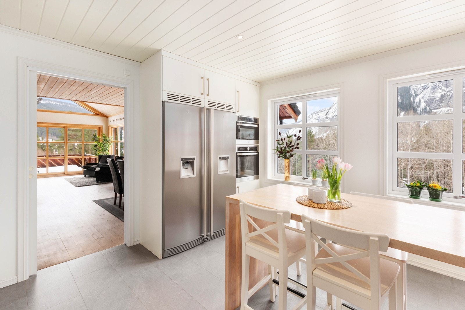 Stort luftig kjøkken Galleribilde