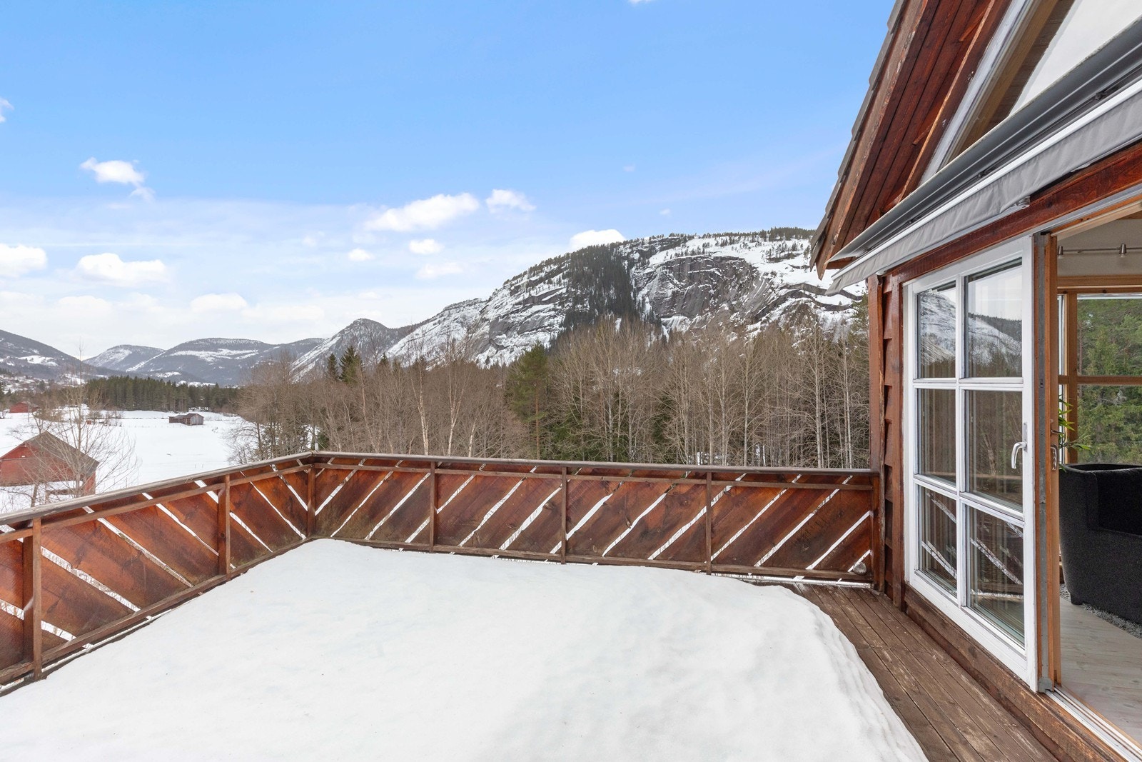 Eiendommen ligger fredelig og solfylt med fin utsikt nedover dalen og fjellene rundt Galleribilde