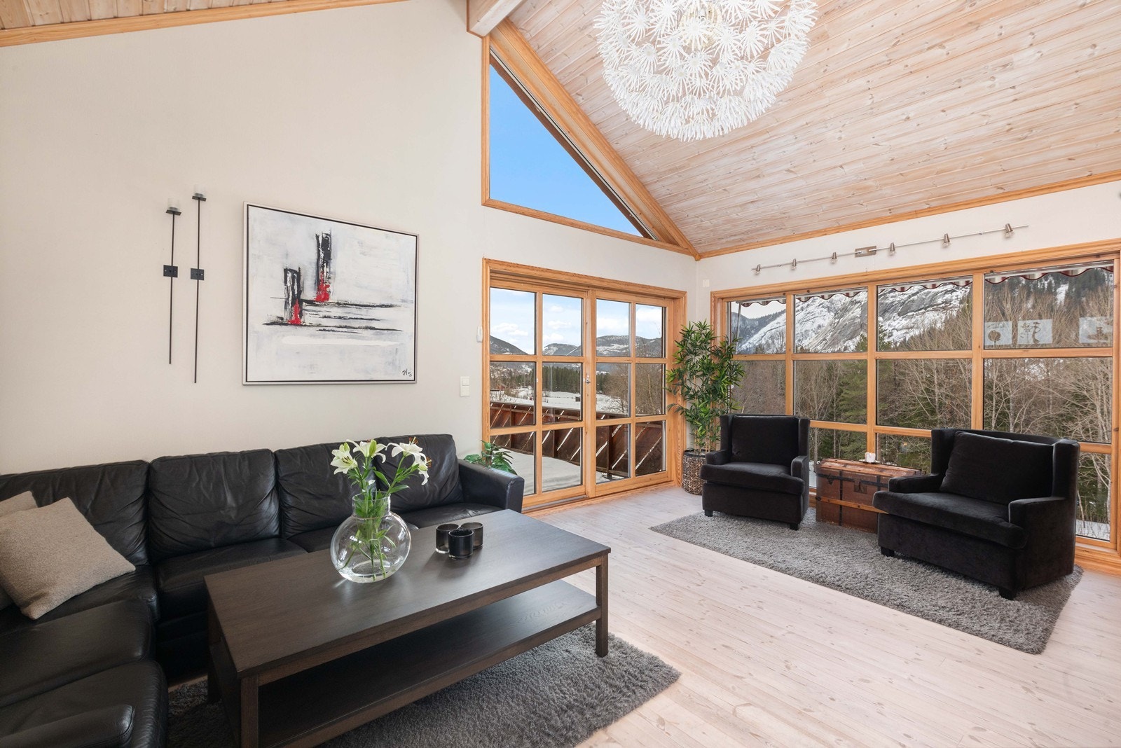 Legg merke til det flotte lysinnslippet fra de store vinduene Galleribilde