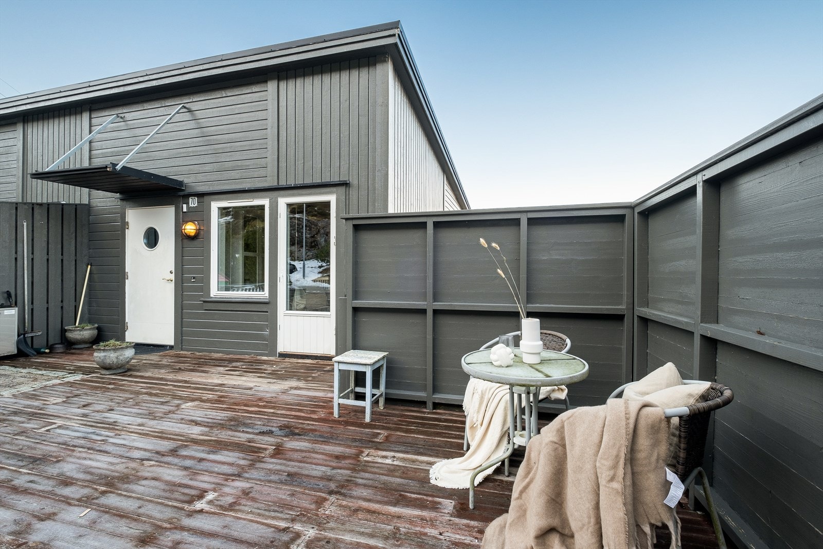 Fra spisestuen er det utgang til terrasse målt til 23,7 kvm. Galleribilde