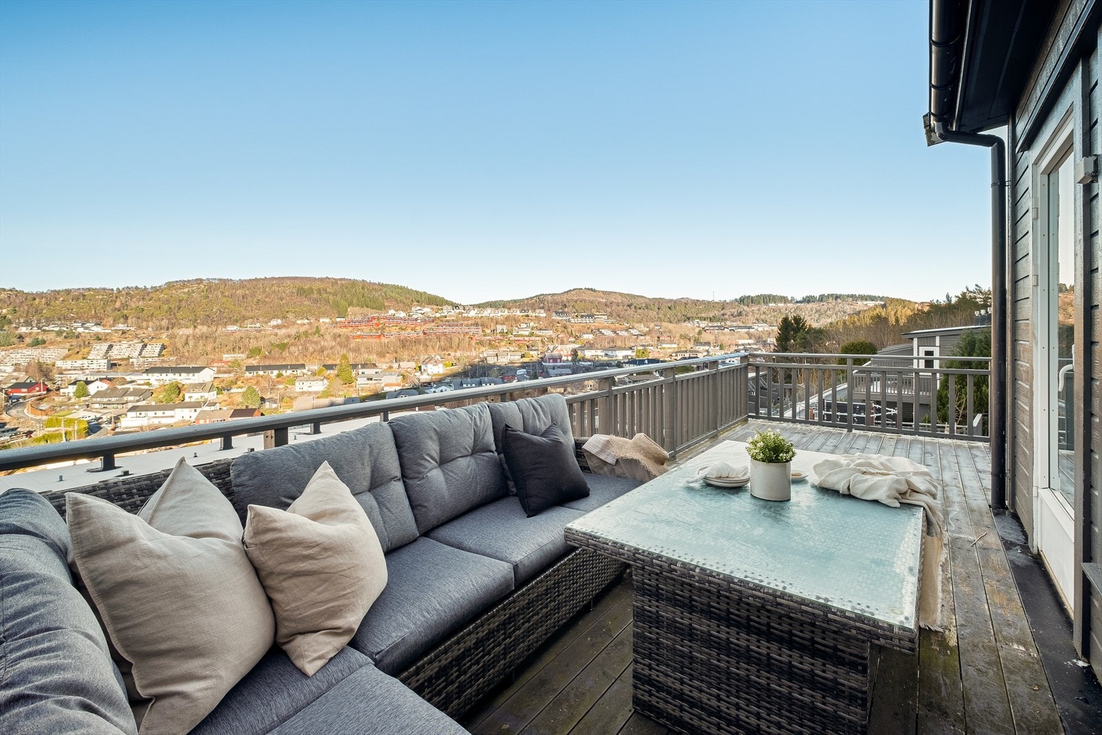 Fra stuen er det utgang til balkong målt til 42 kvm. Galleribilde