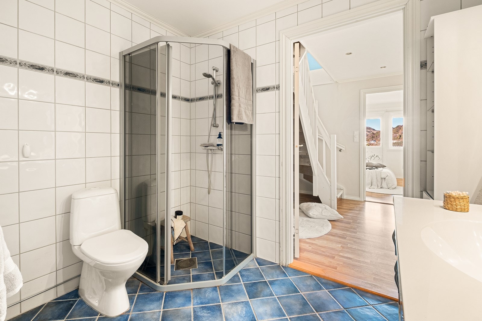 Helfliset bad med varmekabler i gulvet. Badet er målt til 5,9 kvm. Galleribilde