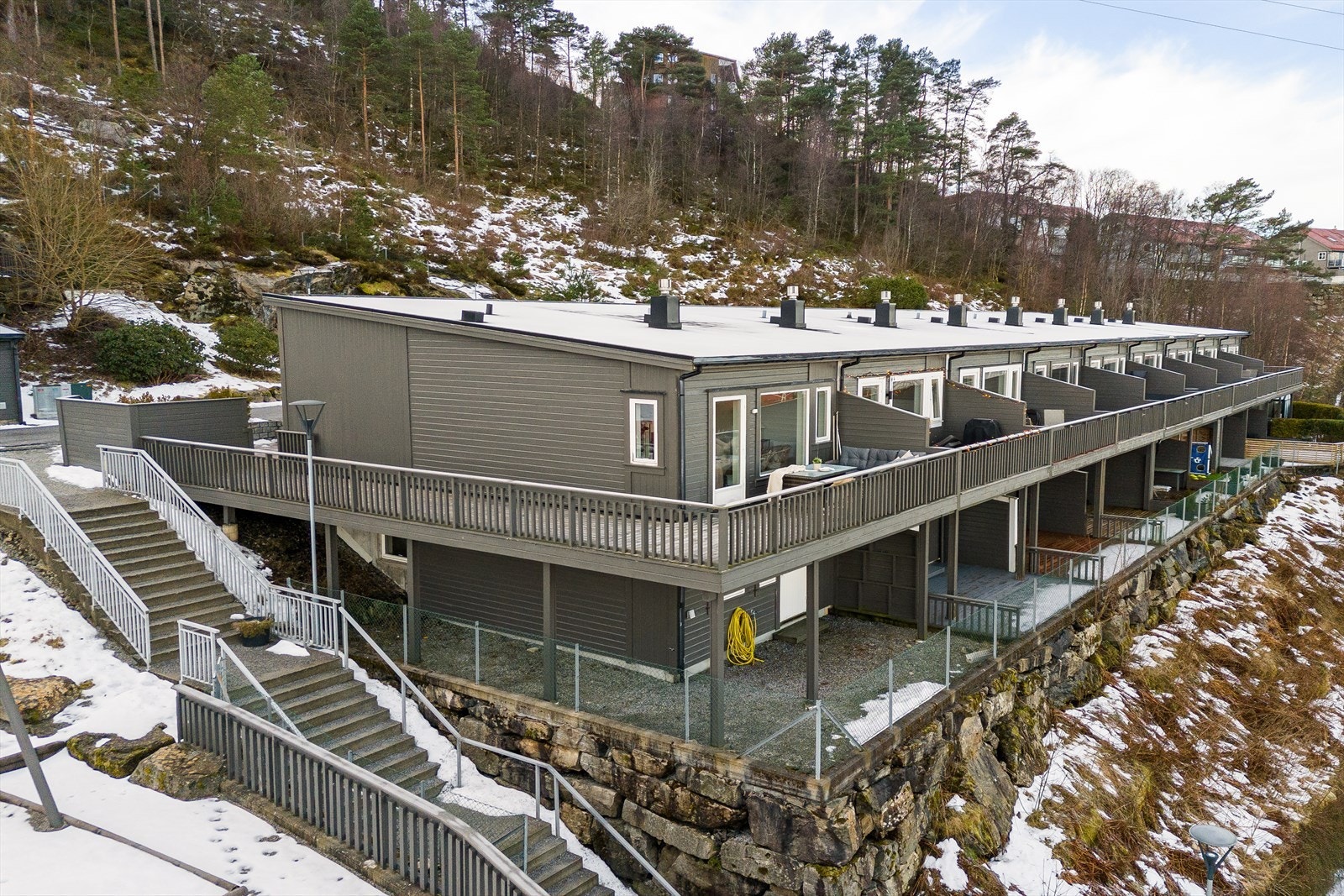 Solrikt område sommerstid og på eiendommen kan en flytte seg rundt etter solen og varme sommerdagen kan en velge mellom skygge og sol. Galleribilde