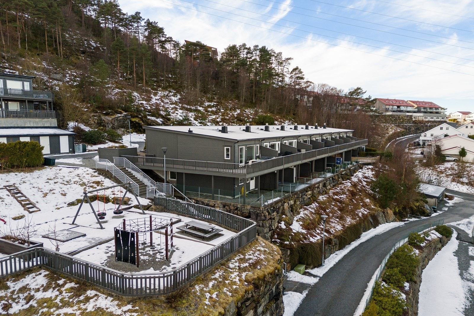 Rekkehuset ligger høyt og fritt til i meget rolig nabolag med utsikt mot nærområdet. Galleribilde