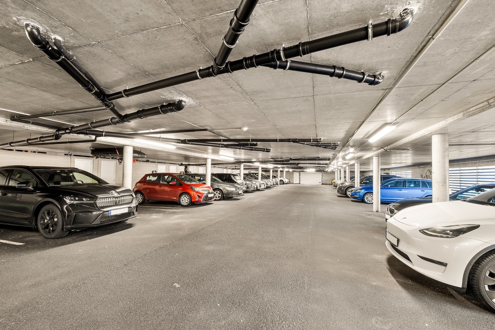 Det er fast garasjeplass i felles garasjeanlegg. Galleribilde