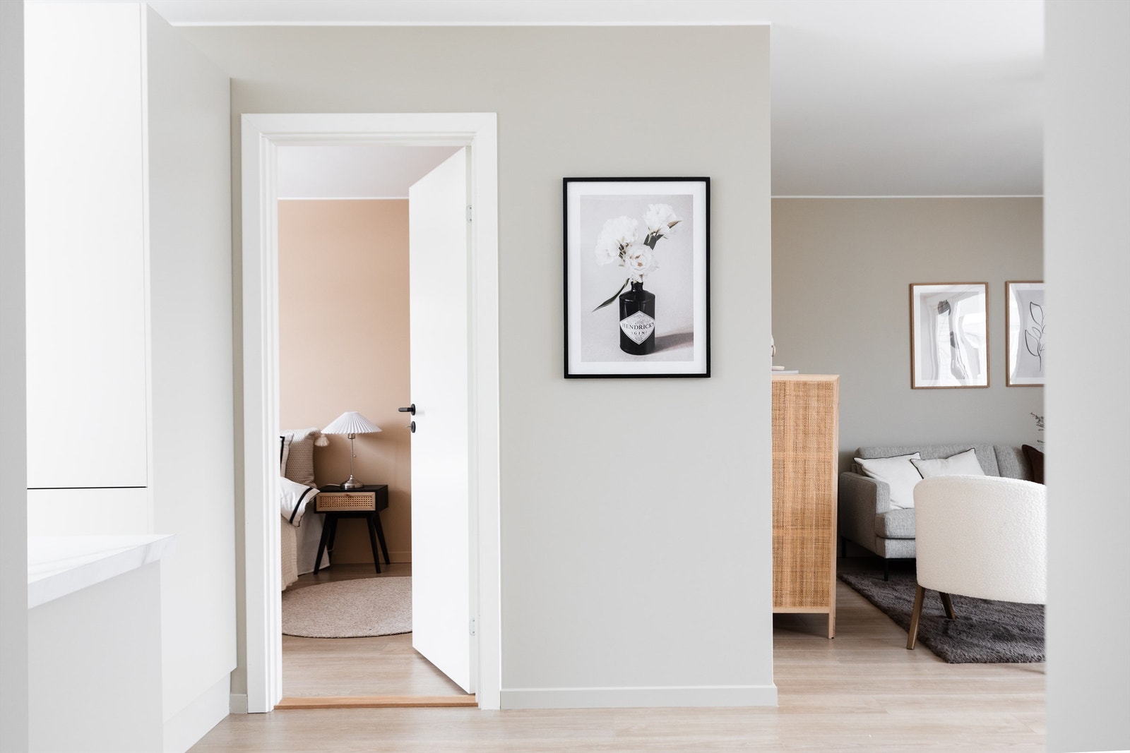 Boligen består av stue/kjøkken, bad, gang, tre soverom og balkong. Galleribilde