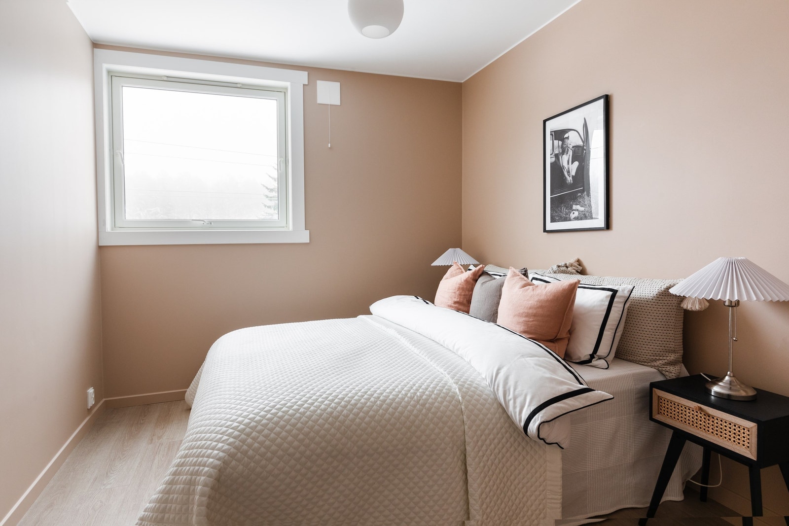 Hovedsoverommet vender samme retning som kjøkkenet - ut mot småhus og skogholt. Alle overflater er oppusset. Galleribilde