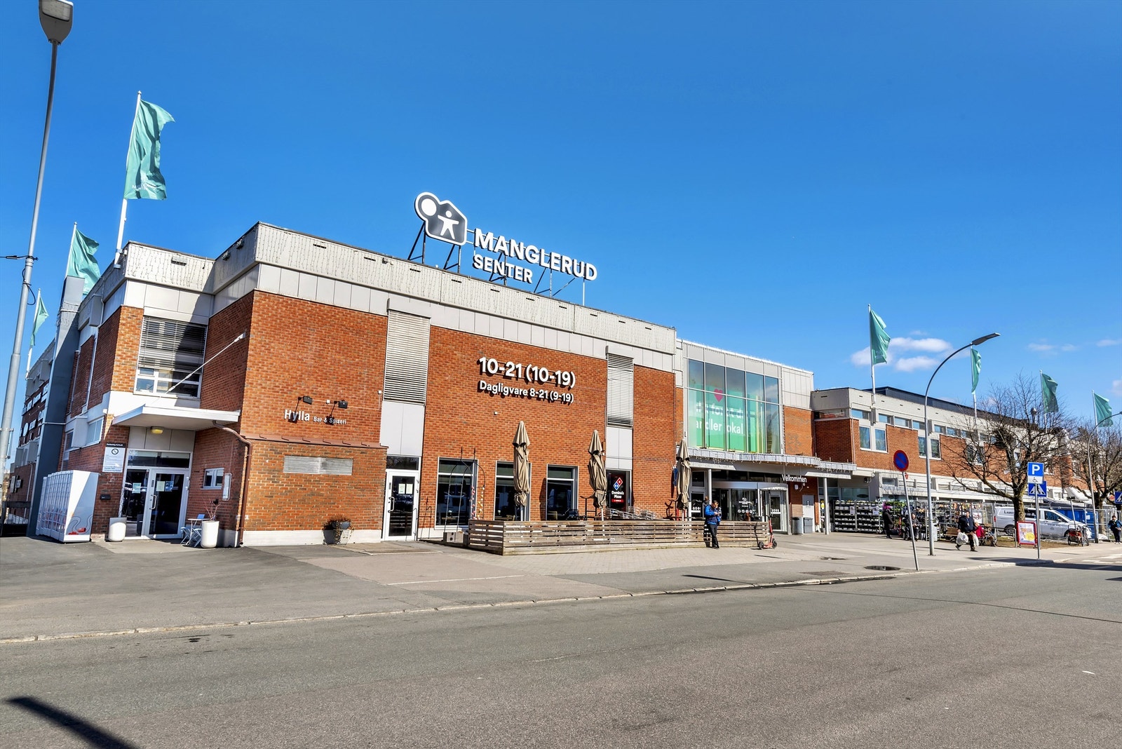 Manglerud senter ligger 4-5 minutter unna med gange. Her finner du et bredt utvalg av butikker, kaféer og restauranter. T-banens linje 2 og 4 stopper like ved. Galleribilde