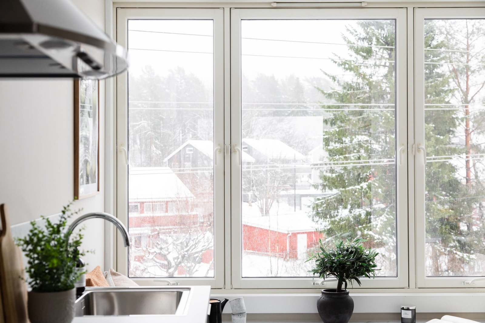 Flott utsyn mot småhusbebyggelsen i Wetlesens vei og skogholtet like ved. Galleribilde