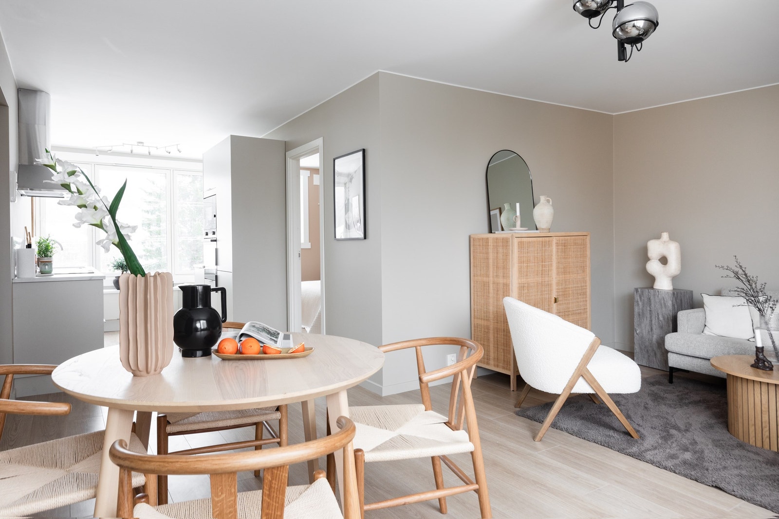 Kjøkkenet er flyttet ut i stuen for en mer moderne løsning. Legg merke til de fantastiske lysforholdene. Galleribilde