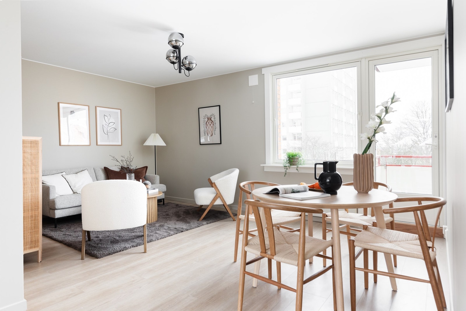 Dørplasseringen i rommet åpner opp for gode møbleringsmuligheter i stuen. Mulighet for montering av ildsted til venstre for sofa. Galleribilde