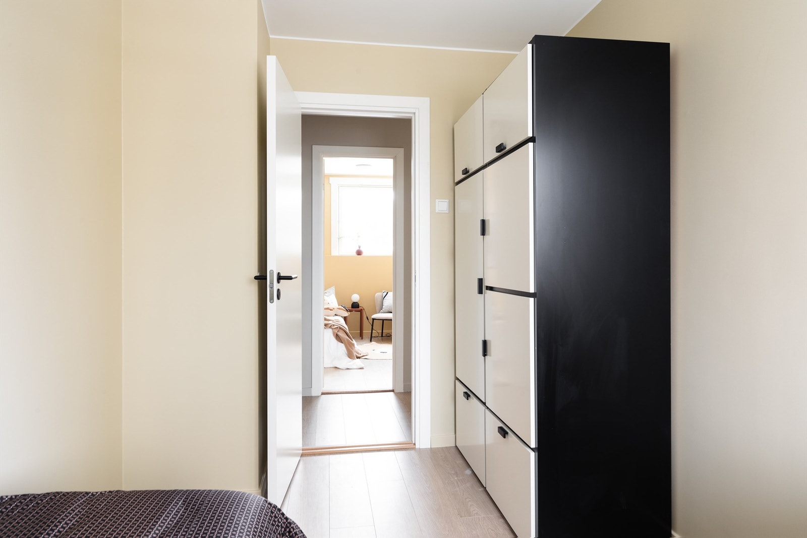 Gode muligheter for et større garderobeskap på soverommet. Galleribilde