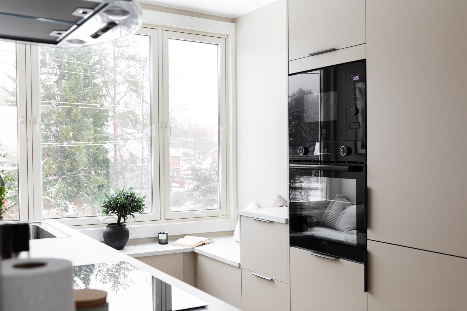 Undertegnede er selv stor tilhenger av benkeløsningen langs vinduet. Det perfekte stedet for morgenkaffen? Galleribilde