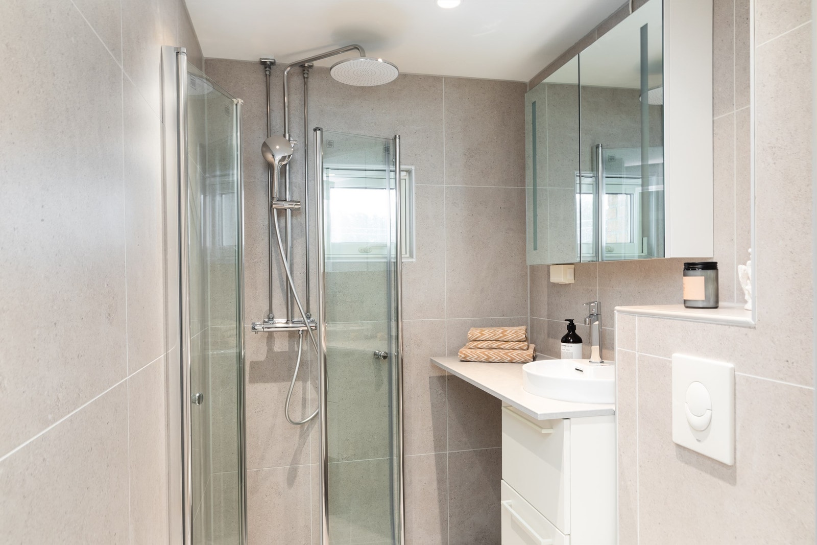 Det er varmekabler i gulvet og opplegg for vaskemaskin. Plass til 60 cm maskin. Galleribilde