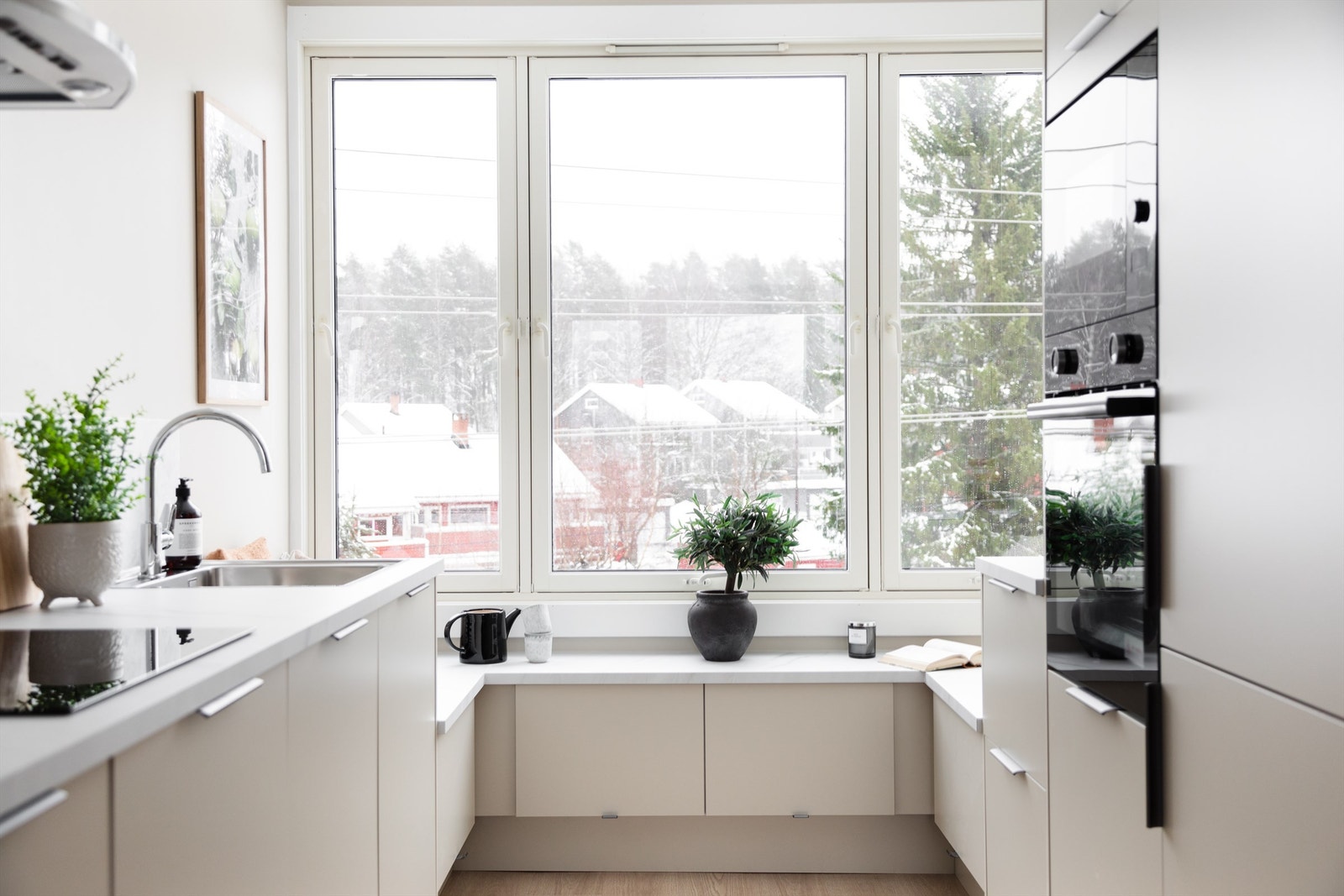 Innredningen har svært godt med skapplass. Galleribilde