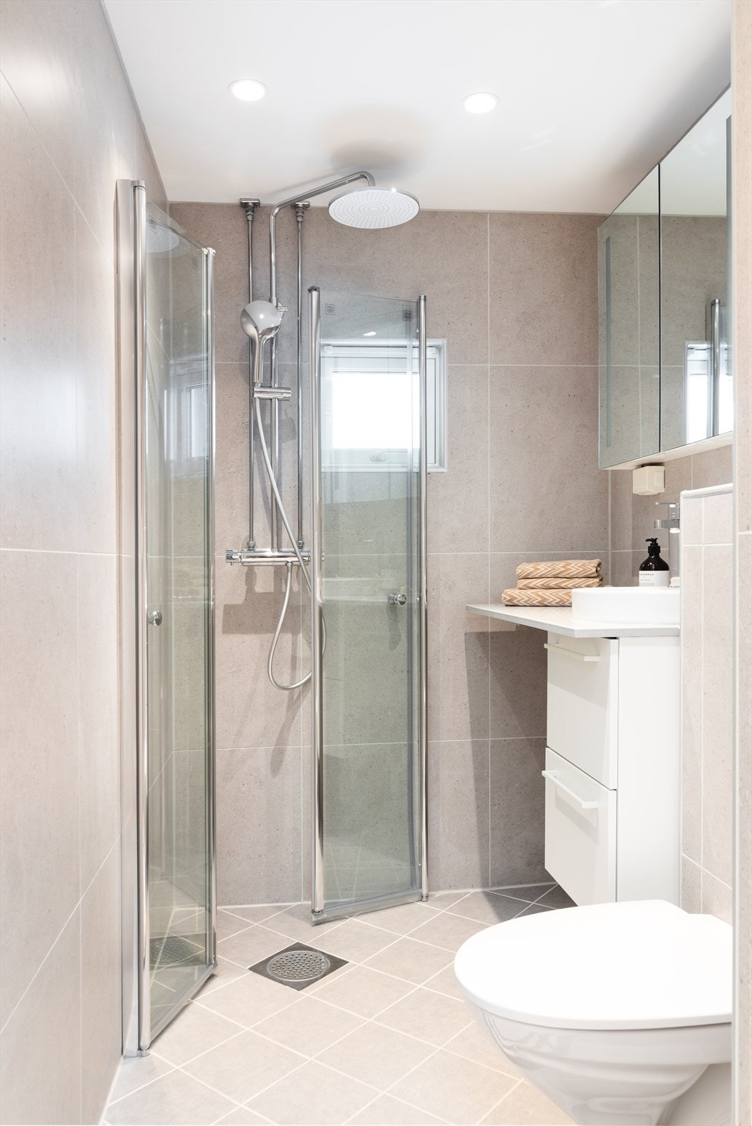 Bad rehabilitert i regi av borettslaget i 2011, oppgradert med nye veggfliser, innredning, stikkontakter og downlights i 2024. Galleribilde