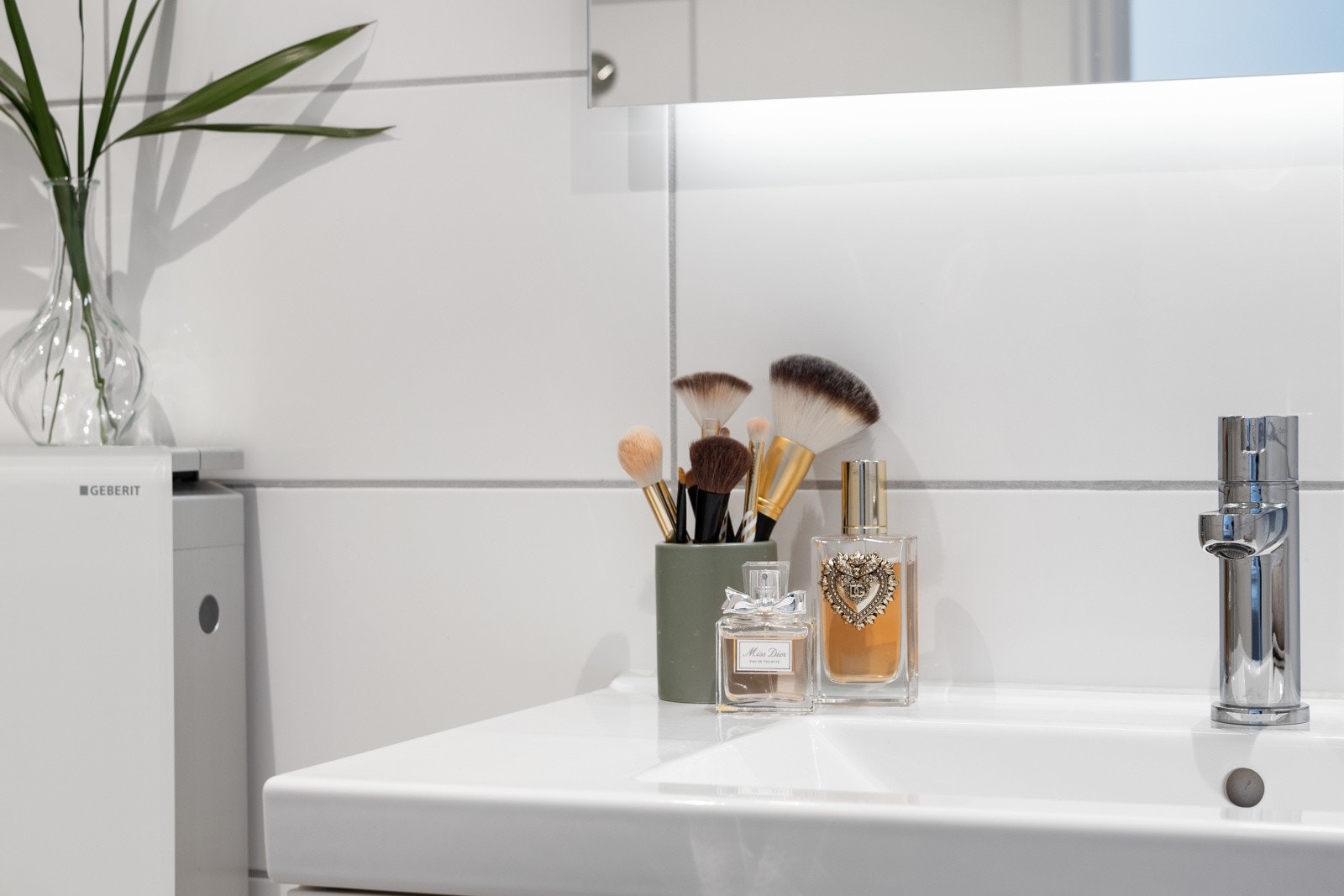 Godt med belysning på badet med downlights i tak samt lys integrert i speil. Galleribilde