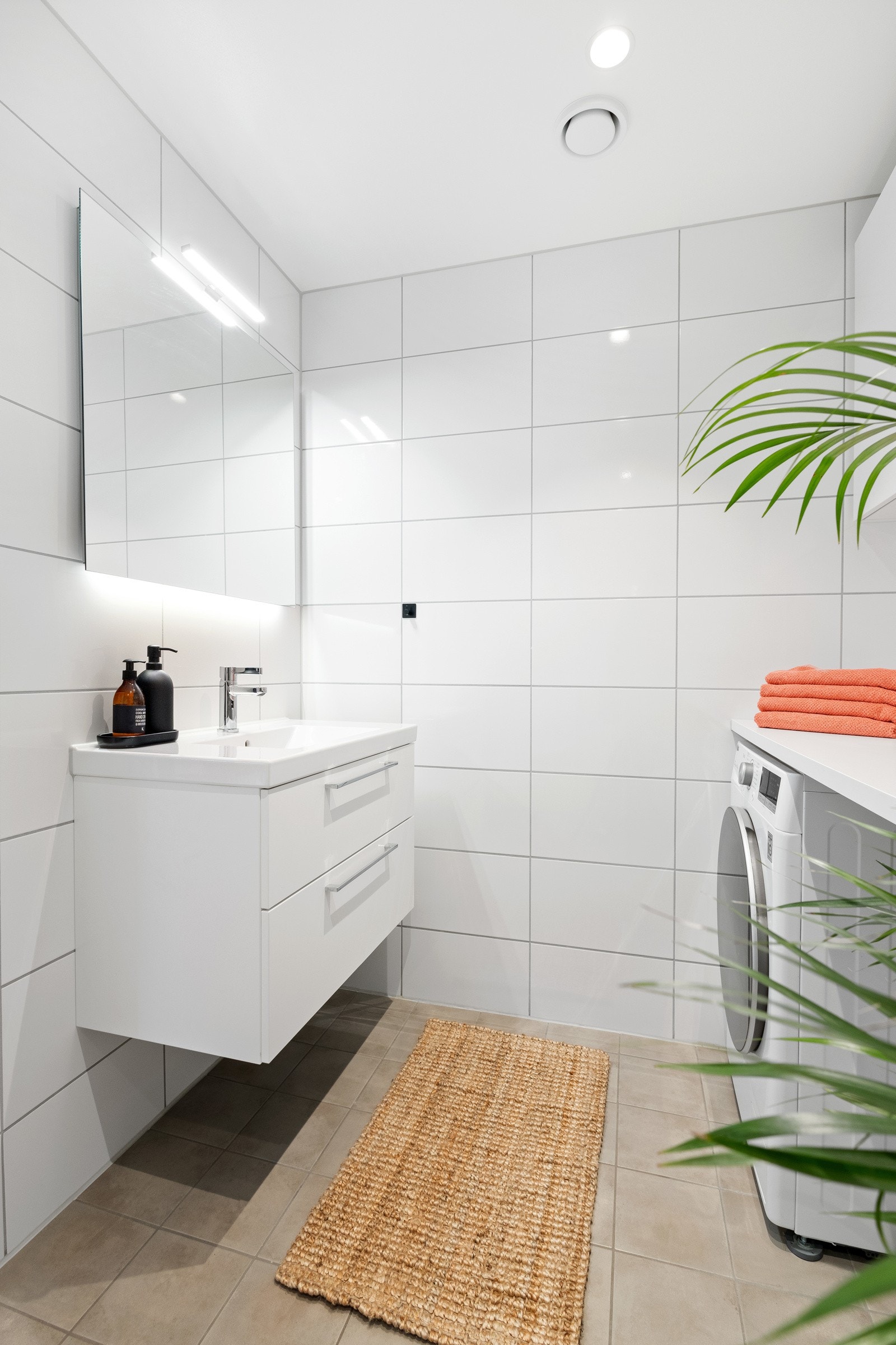 Det andre baderommet er innredet med klosett, servant med skuffeseksjon, dusjnisje og skapinnredning med avsatt plass for vaskemaskin og tørketrommel. Galleribilde