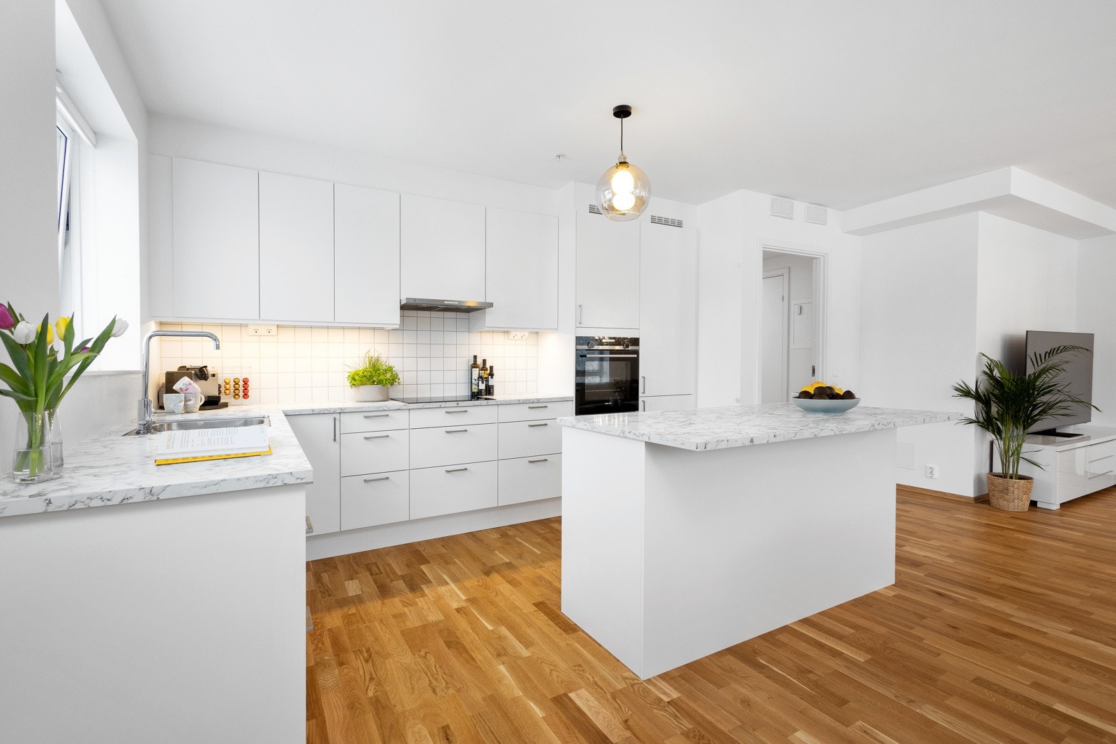 Praktisk barløsning for hektiske hverdager samt god plass til spisestue i tilknytning til kjøkkenet. Galleribilde