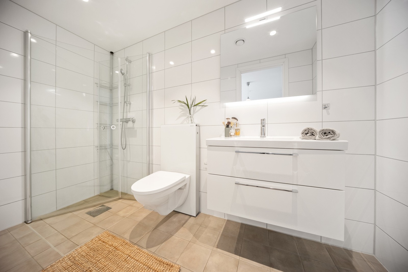 Baderommet i tilknytning til hovedsoverommet er innredet med dusjnisje, servant med skuffeseksjon og klosett. Galleribilde