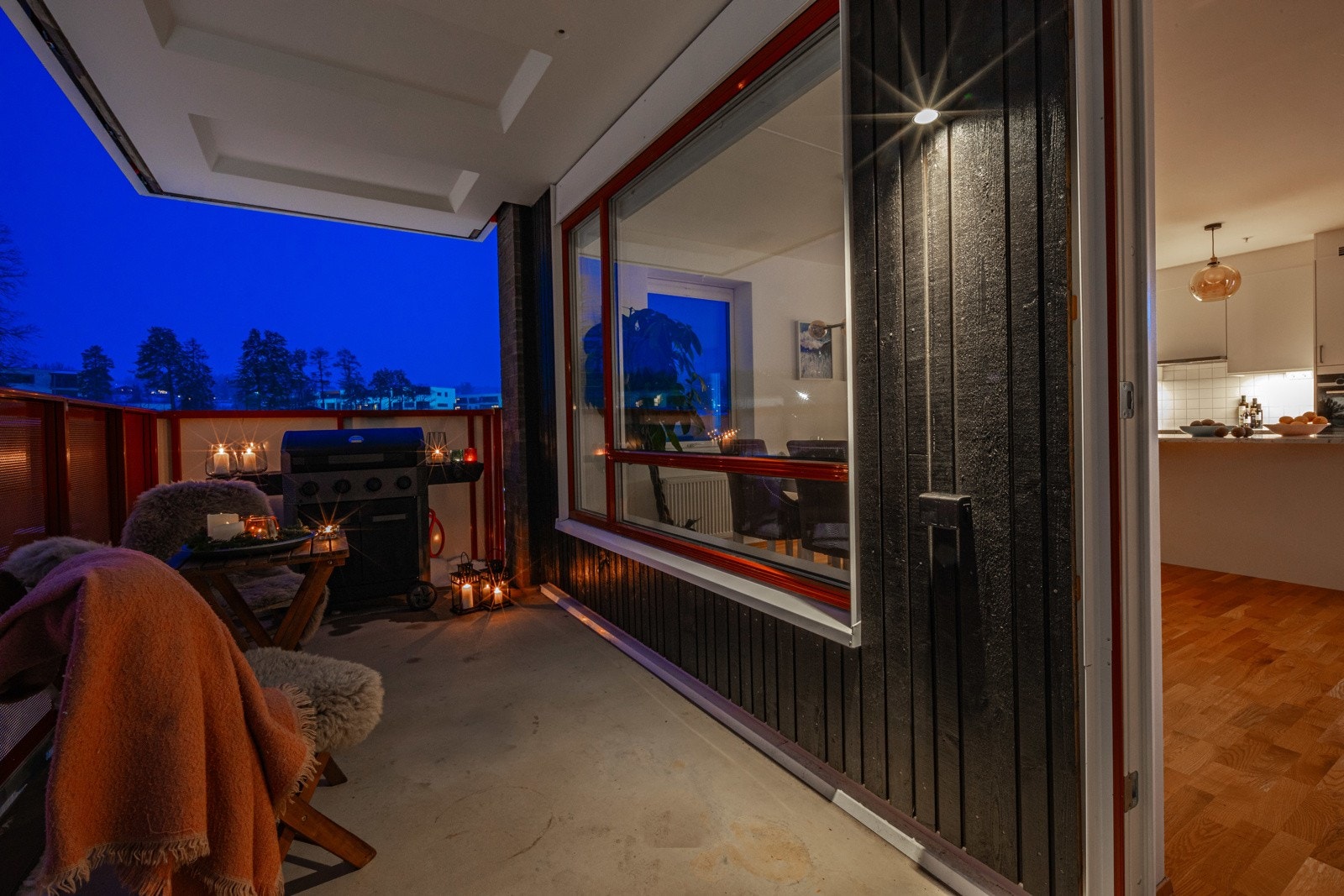 Fra stuen er det utgang til hyggelig, solrik balkong med plass til sittegruppe. Galleribilde