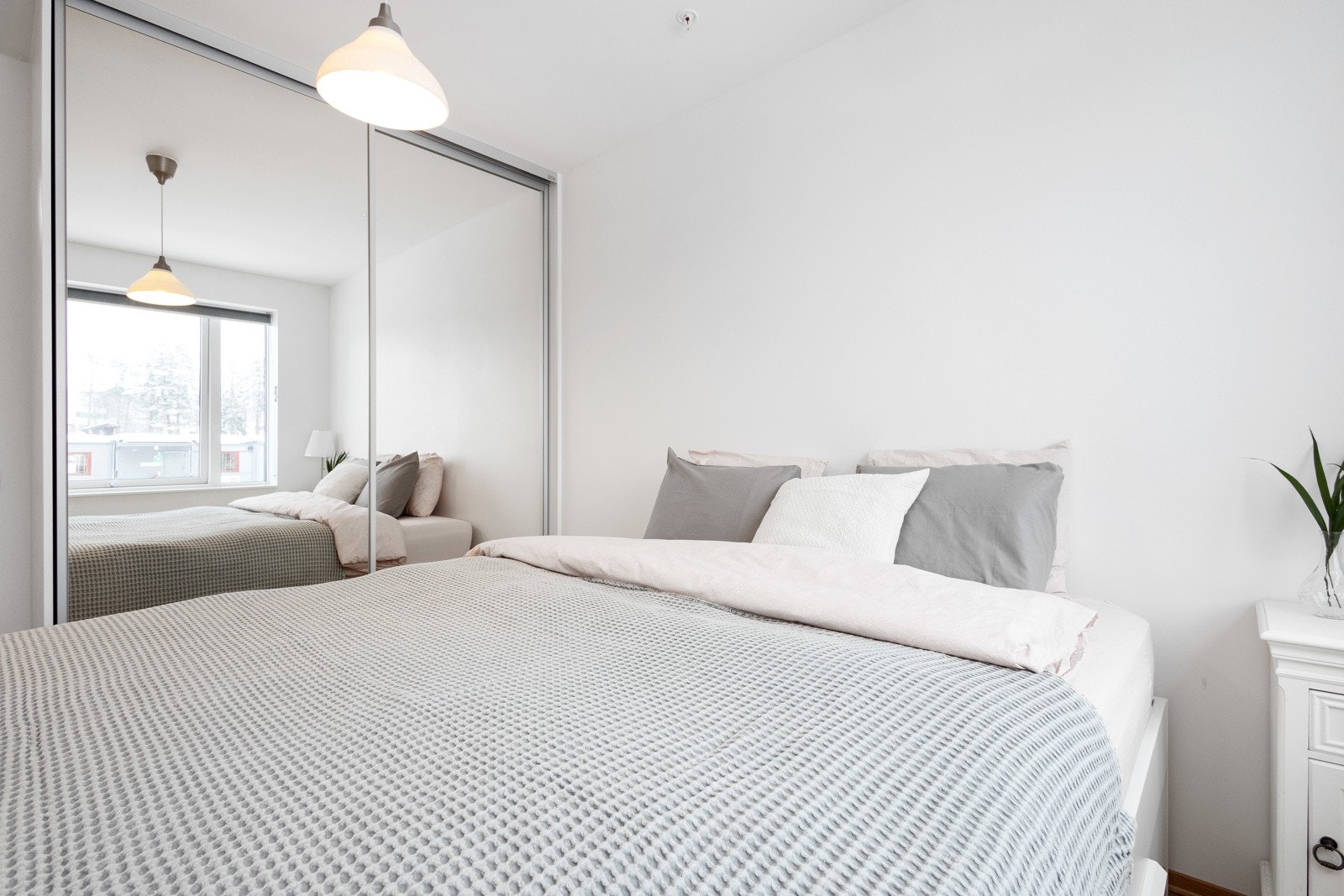 Hovedsoverommet har god oppbevaringsplass i skyvedørsgarderobe med speilfronter, samt tilgang til eget baderom. Galleribilde