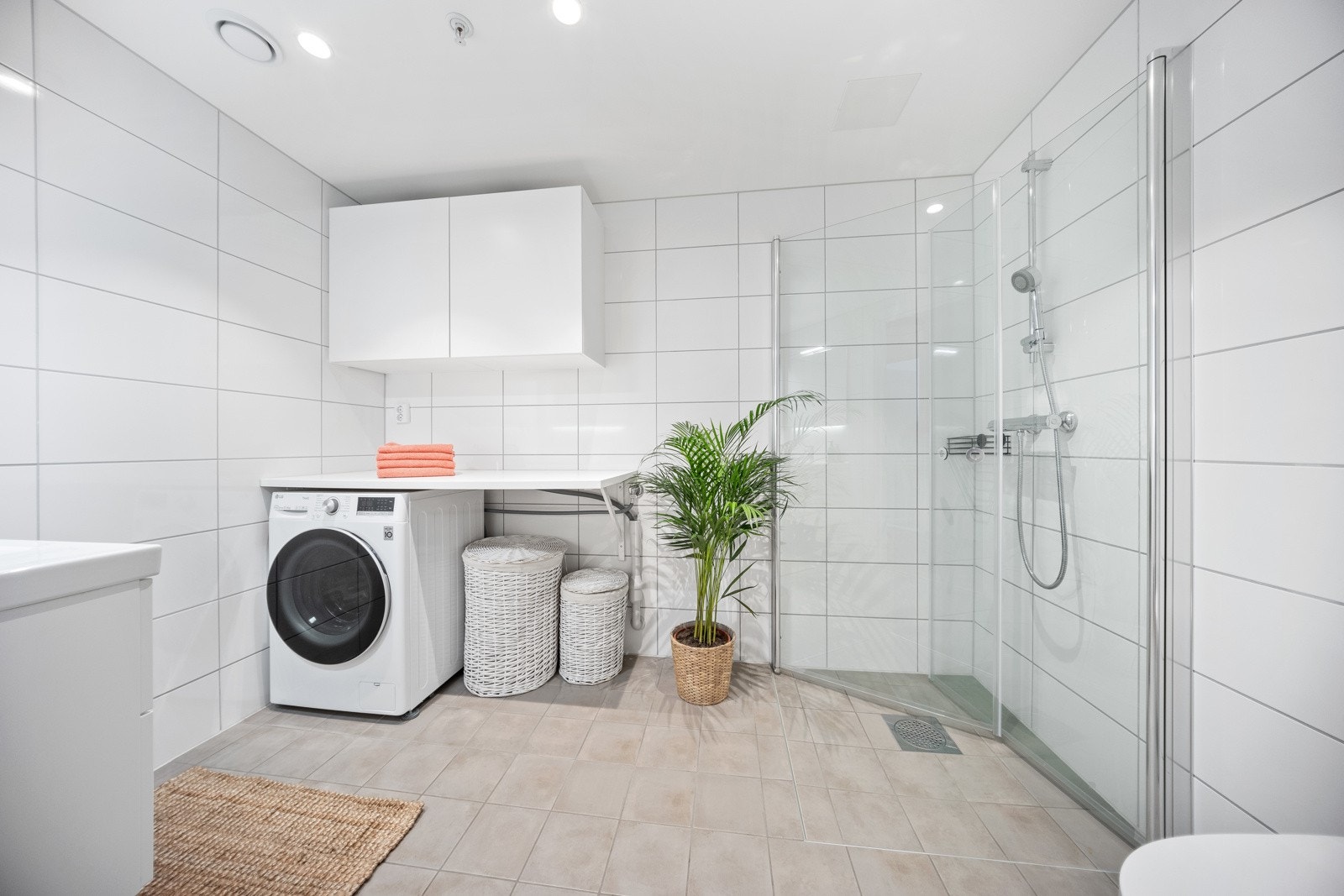 Godt med belysning på badet med downlights i tak samt lys integrert i speil. Galleribilde