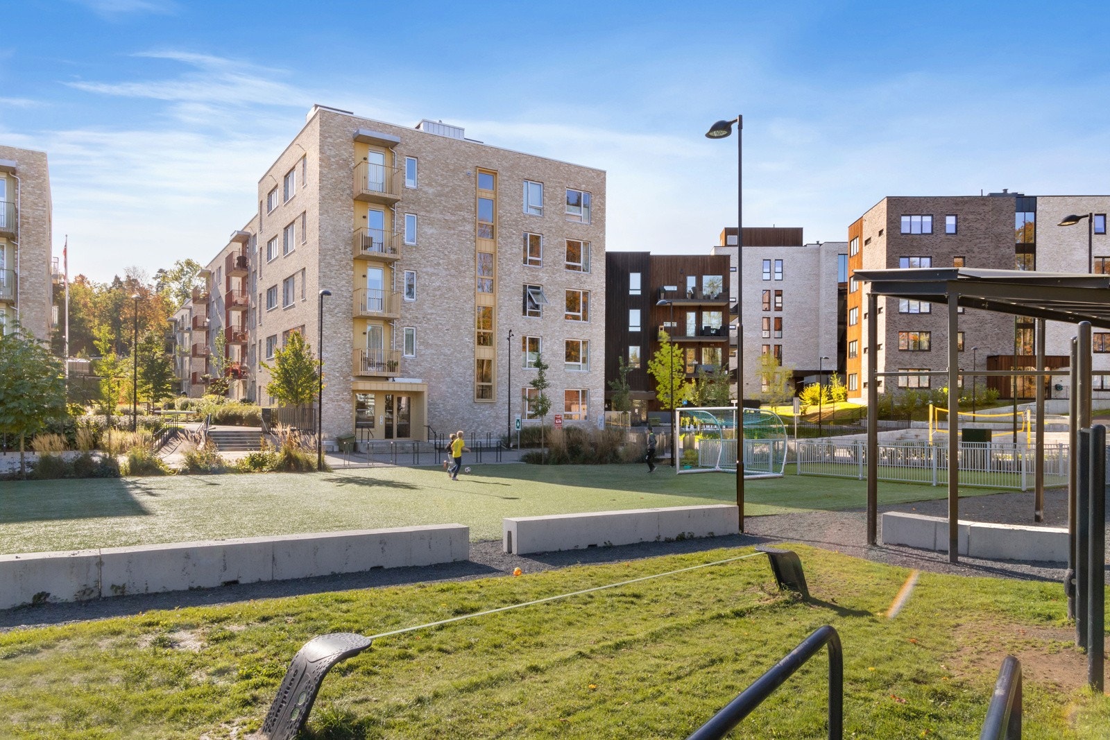 Fellesområdet er hyggelig opparbeidet med gressplen, beplantninger, lekeplass og sittegruppe. Galleribilde