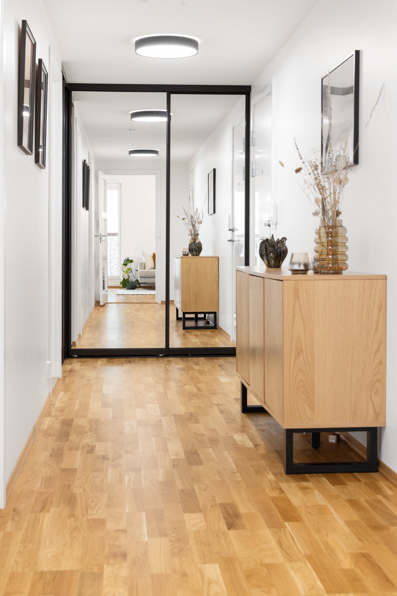 Entré og gang med skyvedørsgarderobe. Galleribilde