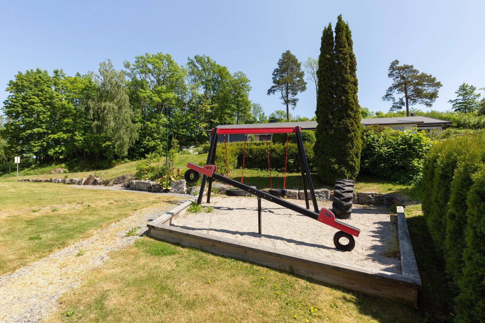 Det er hyggelige uteområder med lekeplass Galleribilde