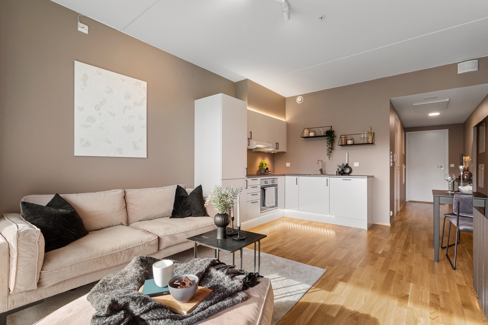 Leiligheten har en åpen stue og kjøkken løsning. Galleribilde