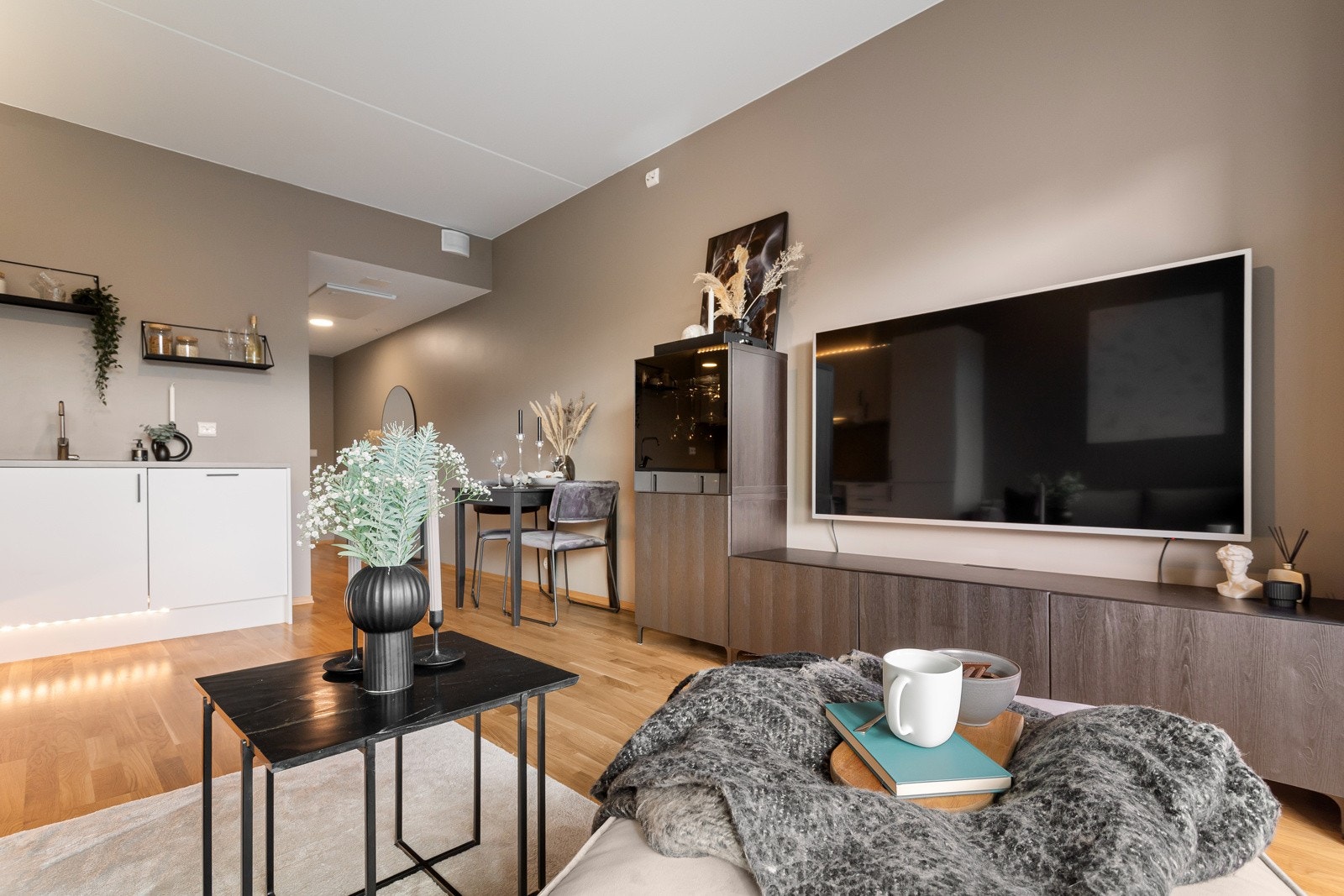 De moderne fargevalgene gjør det lett å sette sitt personlige preg på leiligheten. Galleribilde