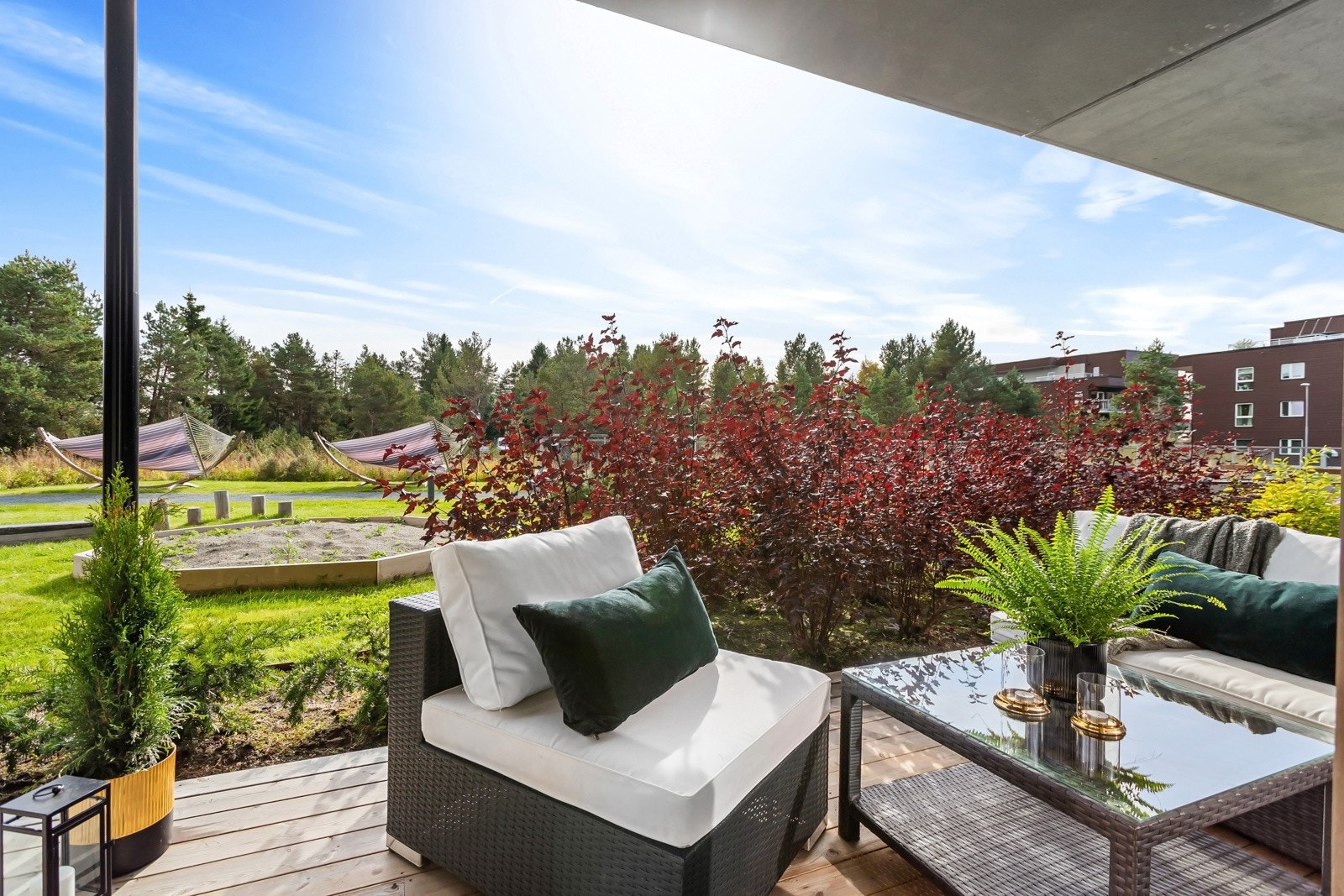 Fra balkongen har man fin utsikt mot pent opparbeidede grøntarealer. Galleribilde