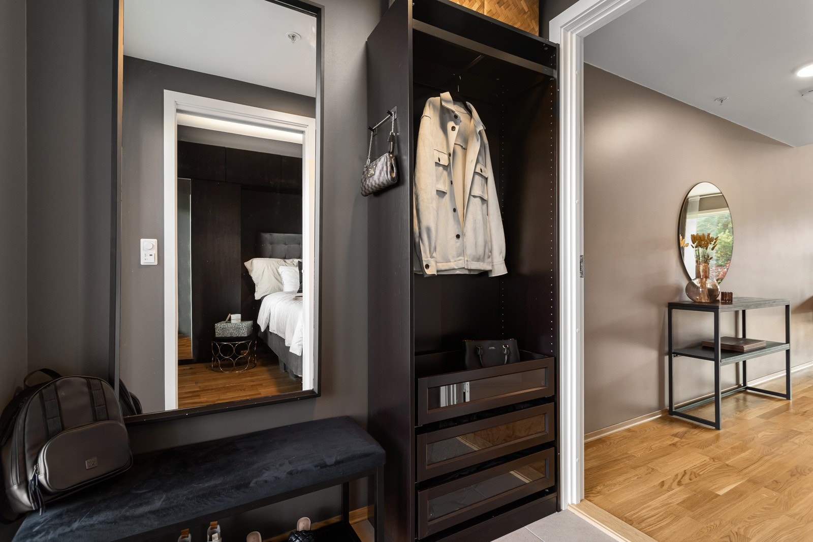 Entré med plass til møblement for oppbevaring. Galleribilde