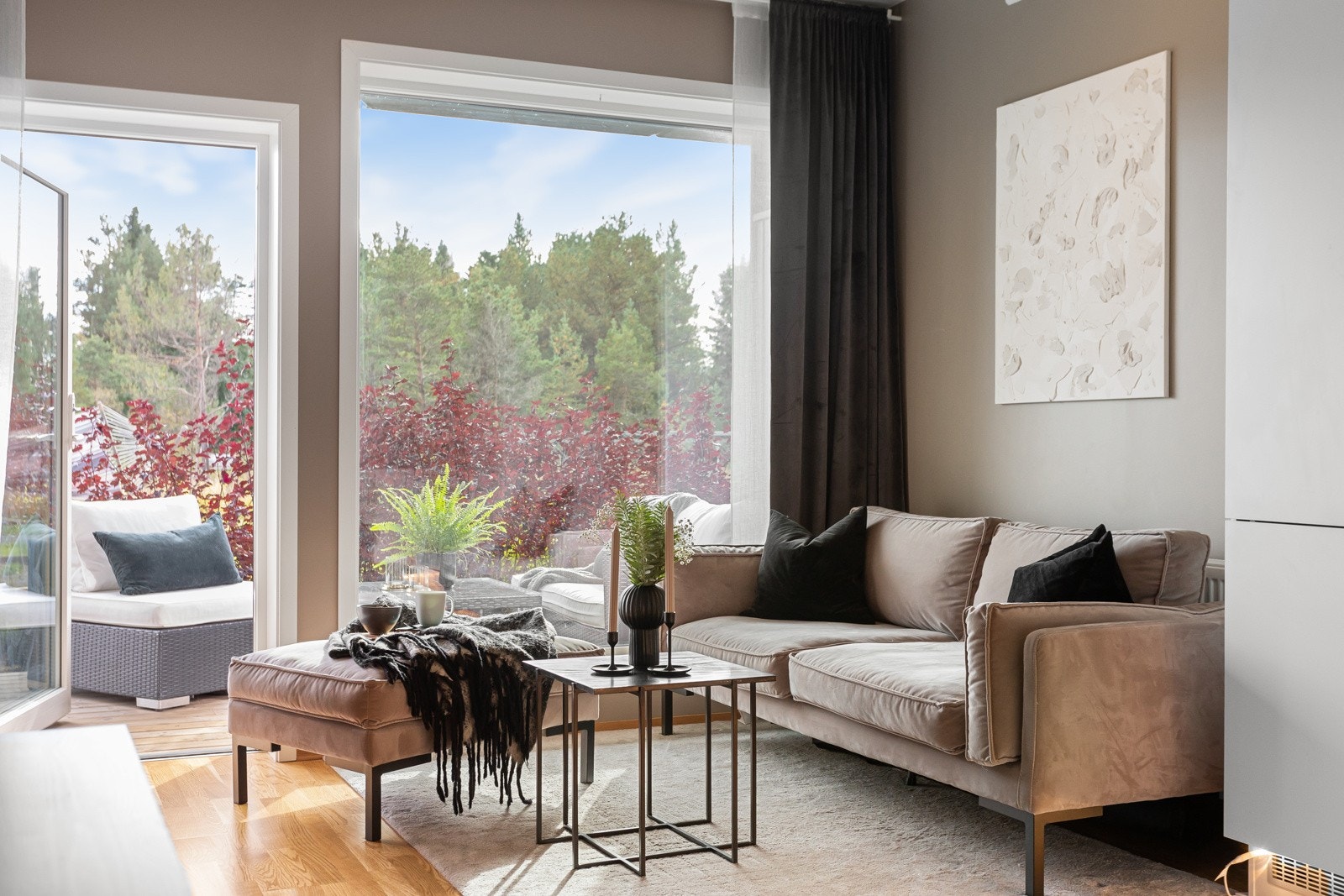 Stuen er romslig og innbydende, med et stort vindu som slipper inn rikelig med naturlig dagslys. Galleribilde