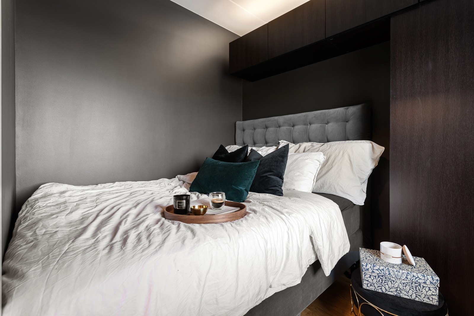 Den mørke fargen på veggen gjør at rommet føles elegant og stilrent. Galleribilde